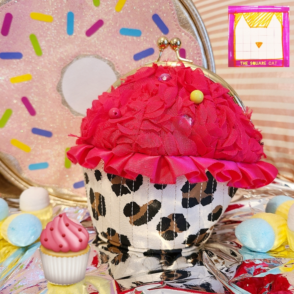 🧁 Hold my CUPCAKE & watch THiS! Betsey Johnson kitsch kawaii cute clutch purse!
